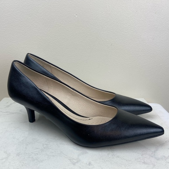 Life Stride Classic Black Heels - Picture 4 of 12